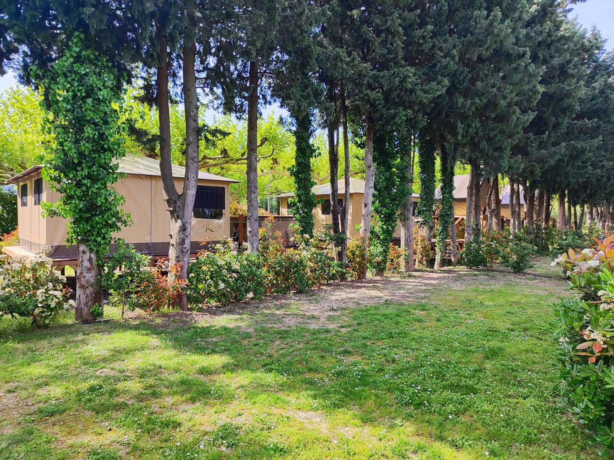 Camping Porte Des Alpilles By M.A Destination Glamping Saint-Étienne-du-Grès Eksteriør billede